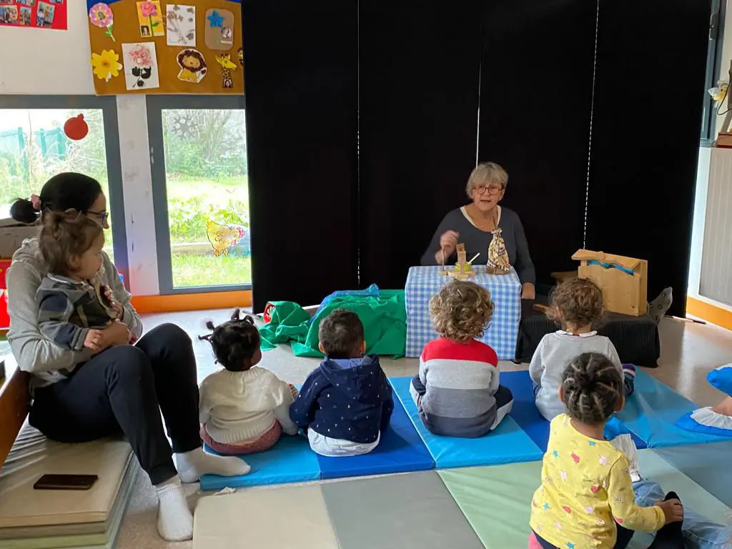 Michèle partage un moment de complicité avec les enfants