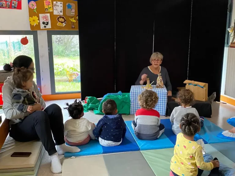 Théâtre d'objet racontant l'histoire des trois petits oursons découvrant les odeurs interprété par Michèle