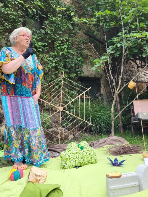 Michèle donne la parole à Zibule lors du raconte tapis Zibule et Badabulle en extérieur